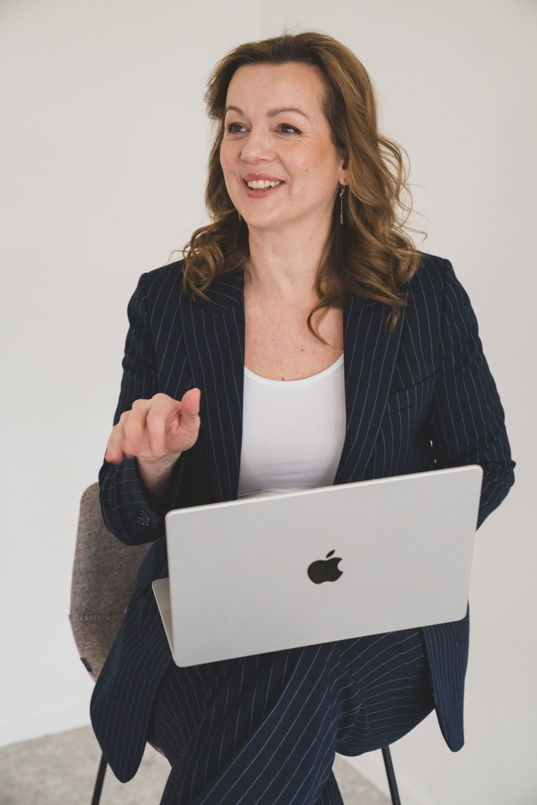 Twee vrouwen overleggen achter een laptop