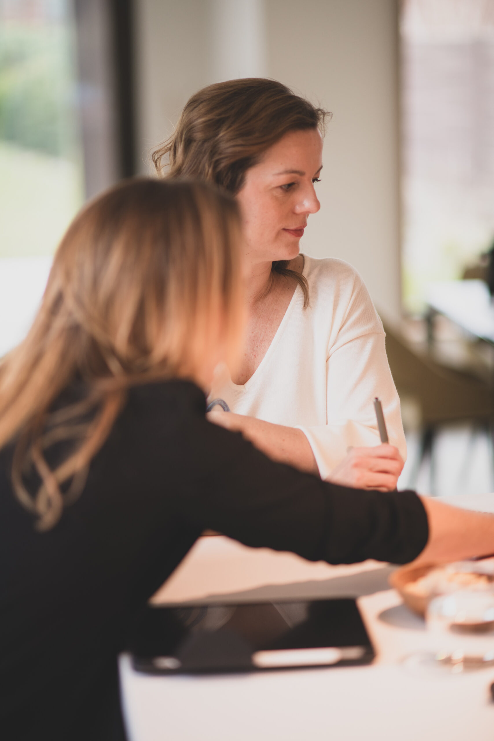Riet en Caroline aan het werk met een klant