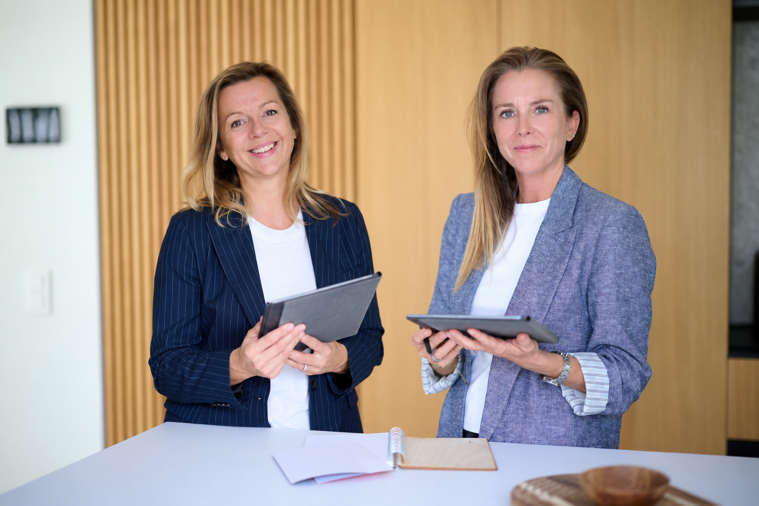 Riet en Caroline in gesprek aan de vergadertafel