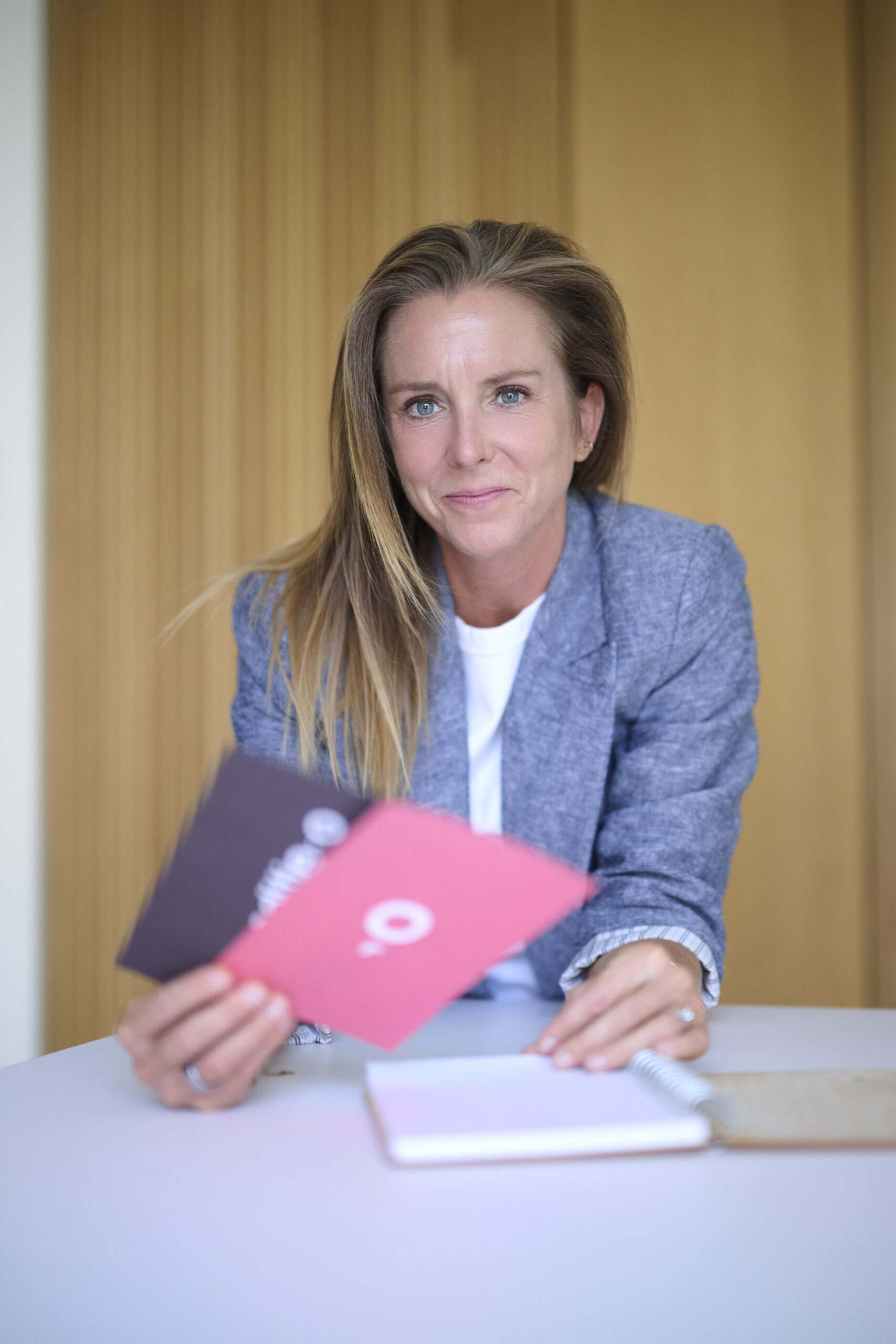 Riet en Caroline in overleg met een klant